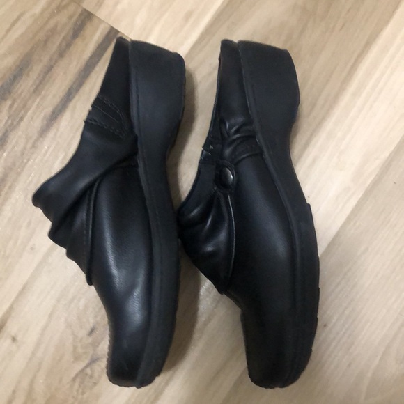 BEAR TRAPS CLOG BLACK LEATHER SHOES 1 1/2” heel In new condition - Picture 5 of 5